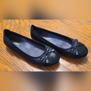 Retired Vionic Minna black ballet flats